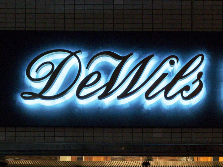 dewils 様　LEDバックライト文字　施工実績9