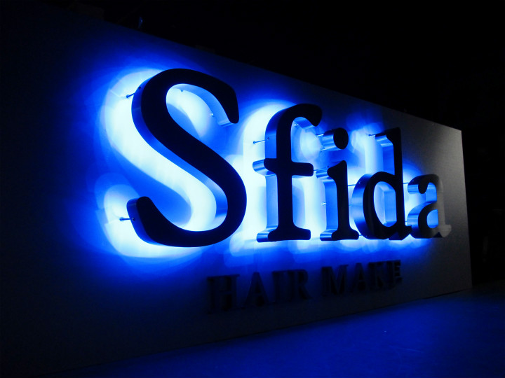 美容室 Sfida 様　LEDバックライト　施工実績1