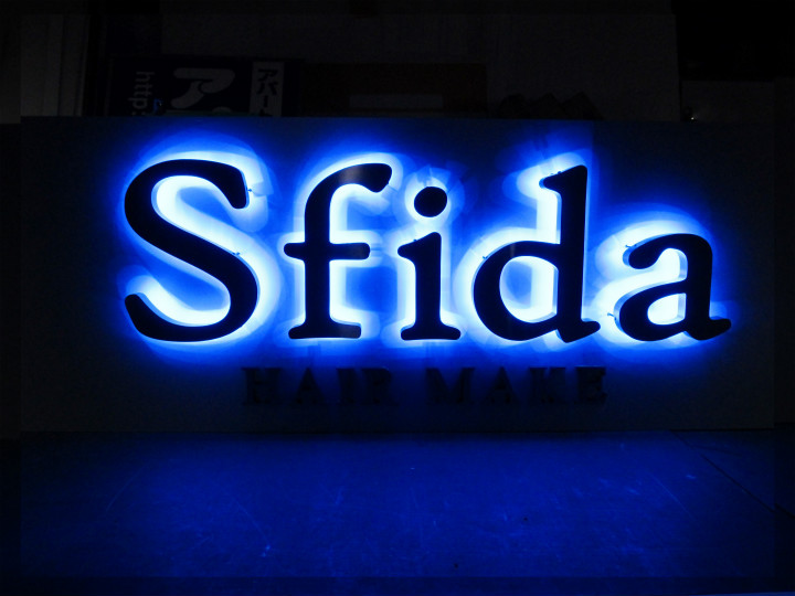 美容室 Sfida 様　LEDバックライト　施工実績2